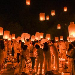 Personas liberan linternas de oración durante el Día de Vesak frente al Templo de Borobudur, en Magelang, Java Central, Indonesia. | Foto:Xinhua/Zulkarnain