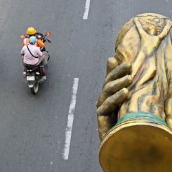 Trabajadores trasladan una estatua del futbolista argentino Lionel Messi, que incluye una réplica del trofeo de la Copa Mundial de la FIFA, tras su retirada para ser reinstalada en un lugar más seguro en Calcuta, India. | Foto:DIBYANGSHU SARKAR / AFP