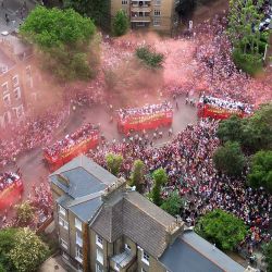 Una vista aérea muestra a los seguidores del Arsenal llenando las calles mientras vitorean a su equipo durante el desfile de celebración por la victoria del Arsenal en la Premier League, en las calles cercanas al Emirates Stadium, en Londres. Es el primer título de la Premier League para el equipo del norte de Londres desde la temporada 2003-04. | Foto:JUSTIN TALLIS / AFP