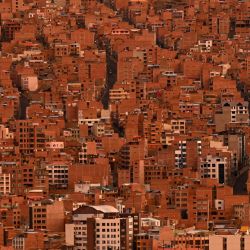 Vista de la ciudad de La Paz al atardecer, tomada desde el mirador Killi Killi en La Paz, Bolivia. | Foto:MARVIN RECINOS / AFP