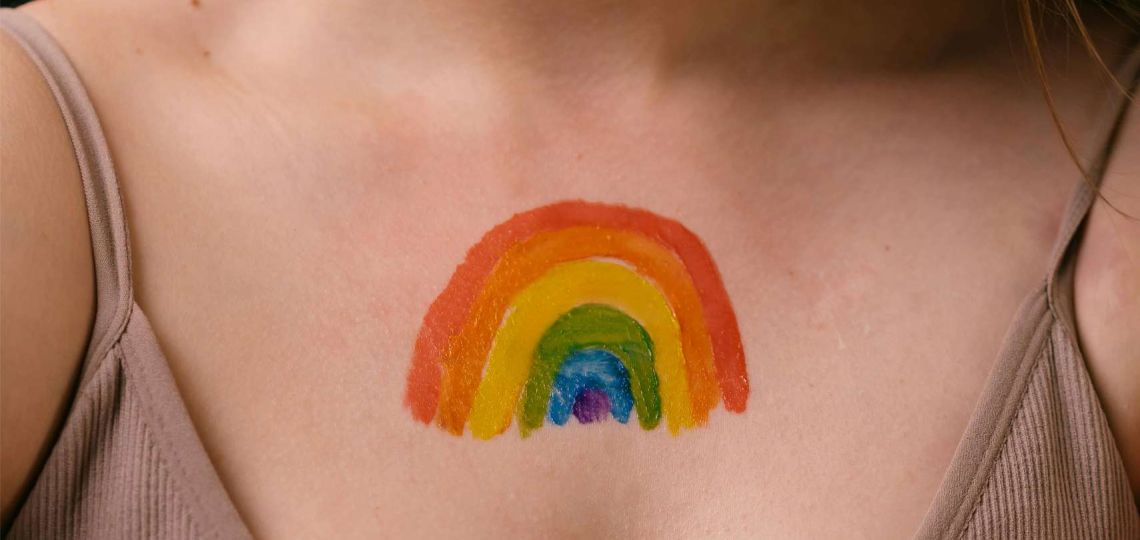 Qué es el rainbowwashing y por qué cada vez más personas cuestionan las campañas del orgullo