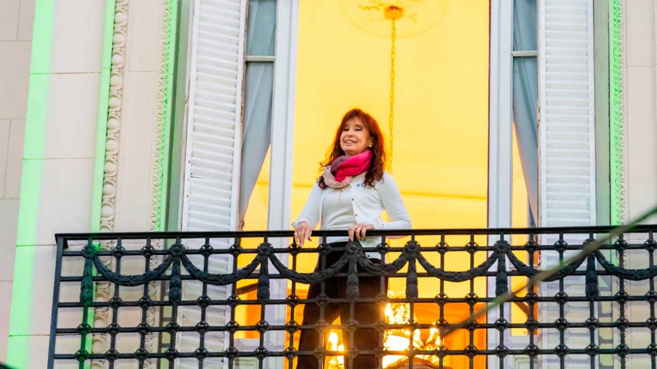 Denuncian que Cristina Kirchner tiene más restricciones que condenados por lesa humanidad y narcotráfico
