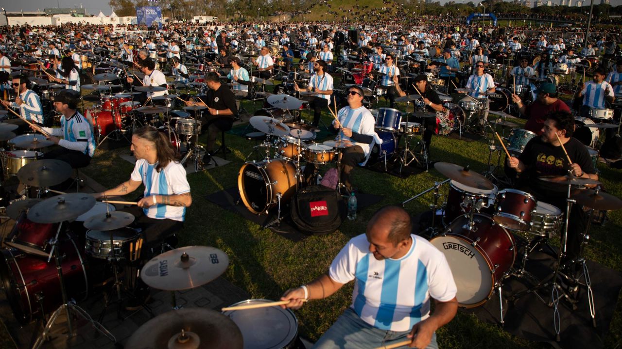 Imagen de bateristas interpretando una canción de rock durante el evento "Baterías a la Plaza", en el Parque Arroyo Vega de la Costanera Norte, en la ciudad de Buenos Aires, capital de Argentina. | Foto:Xinhua/Martín Zabala