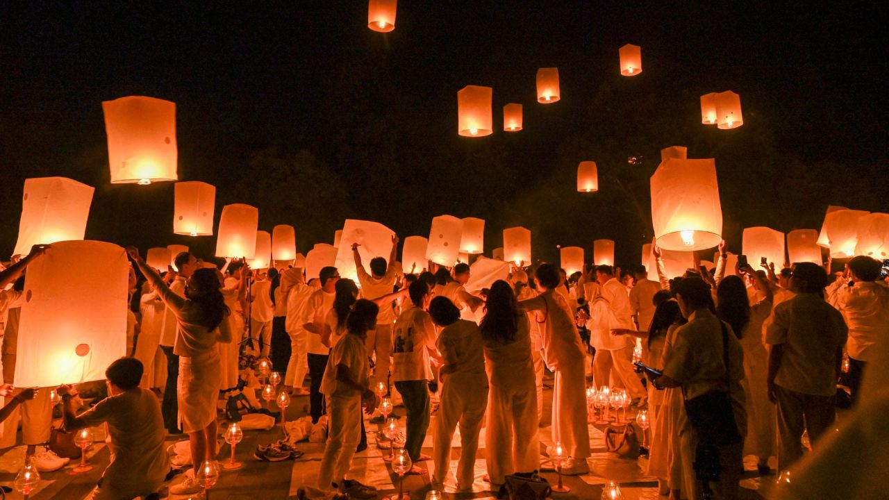 Personas liberan linternas de oración durante el Día de Vesak frente al Templo de Borobudur, en Magelang, Java Central, Indonesia. | Foto:Xinhua/Zulkarnain