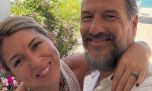 Entramos al living de Florencia Bertotti y Federico Amador: lámparas de mimbre, plantas y una pared biblioteca