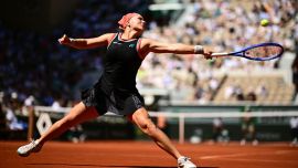 Diana Shnaider devuelve un revés a la estadounidense Madison Keys durante su partido individual femenino en la novena jornada del torneo de tenis Roland Garros, disputado en la pista Suzanne-Lenglen del complejo Roland-Garros en París.