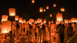 Personas liberan linternas de oración durante el Día de Vesak frente al Templo de Borobudur, en Magelang, Java Central, Indonesia.