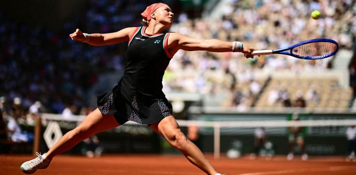 Diana Shnaider devuelve un revés a la estadounidense Madison Keys durante su partido individual femenino en la novena jornada del torneo de tenis Roland Garros, disputado en la pista Suzanne-Lenglen del complejo Roland-Garros en París.