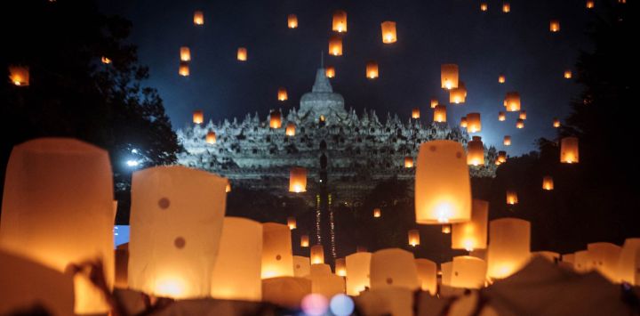 Durante las celebraciones de Vesak, la gente lanza farolillos frente al templo de Borobudur, el monumento budista más grande del mundo y Patrimonio de la Humanidad de la UNESCO, en Magelang, Java Central. Vesak, el día más sagrado para los budistas, conmemora el nacimiento, la iluminación y la muerte de Siddhartha Gautama, el Buda, que tradicionalmente se cree que ocurrieron durante la luna llena del mes de Vesakha en el antiguo calendario lunar indio.
