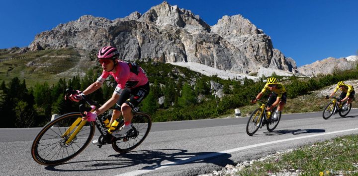 El ciclista danés Jonas Vingegaard, del equipo Visma Lease a Bike, con el maillot rosa de líder de la clasificación general, desciende el Passo Falzarego durante la 19.ª etapa del Giro de Italia 2026, que tuvo lugar entre Feltre y Alleghe, Italia.