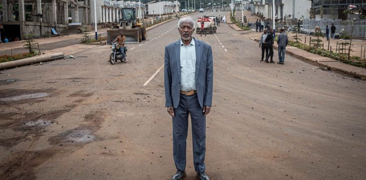 El granjero Abdulkader Abagaro, de 59 años, se encuentra en medio de una de las principales carreteras remodeladas en el marco del Proyecto de Desarrollo del Corredor de Etiopía en Beshasha, la ciudad natal del primer ministro etíope Abiy Ahmed, en la región de Oromia.
