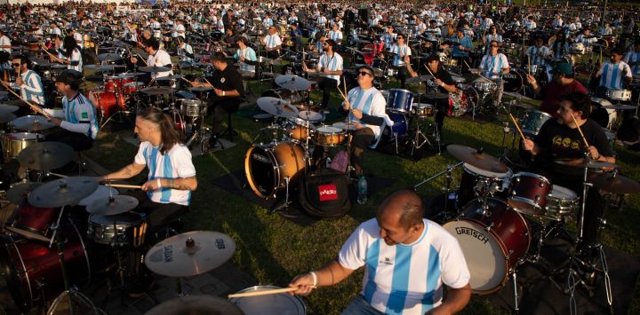 Imagen de bateristas interpretando una canción de rock durante el evento "Baterías a la Plaza", en el Parque Arroyo Vega de la Costanera Norte, en la ciudad de Buenos Aires, capital de Argentina.
