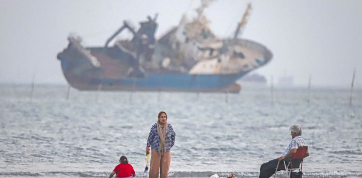 En esta fotografía, obtenida por la agencia de noticias iraní ISNA, se ve a iraníes sentados en la playa de Suru, en Bandar Abbas, a lo largo del estrecho de Ormuz. Estados Unidos e Irán intercambiaron ataques mientras las negociaciones entre ambas partes se estancaban y Teherán insistía nuevamente en que cualquier acuerdo de paz debía incluir también la creciente ofensiva israelí en el Líbano.