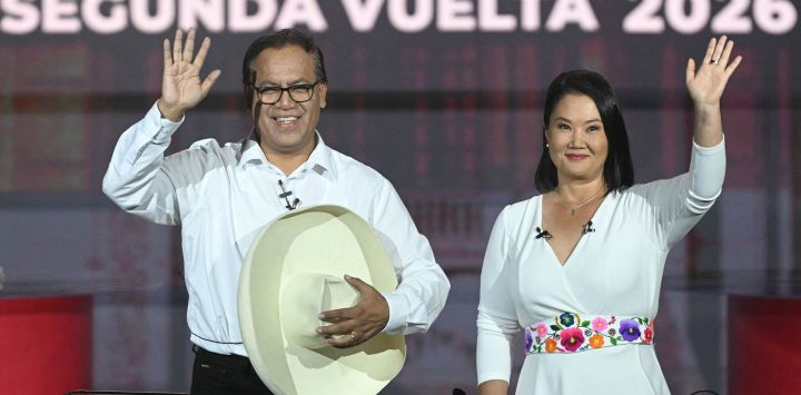 Los candidatos presidenciales peruanos Keiko Fujimori, del partido Fuerza Popular, y Roberto Sánchez, del partido Juntos por el Perú, saludan durante un debate en Lima, antes de la segunda vuelta de las elecciones presidenciales del 7 de junio.