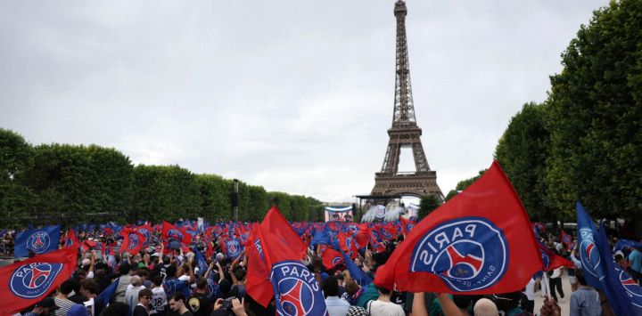 Los hinchas del Paris Saint-Germain se congregan en el Campo de Marte durante un evento especial organizado en París para celebrar la victoria del Paris Saint-Germain sobre el Arsenal FC en la final de la Liga de Campeones de la UEFA.
