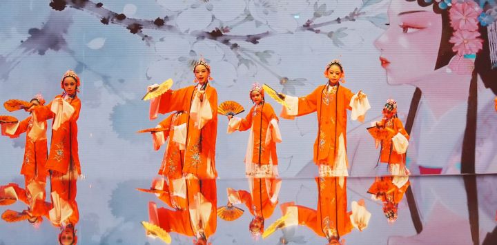 Niñas interpretan ópera de Pekín en un centro de conferencias, en Hengyang, en la provincia de Hunan, en el centro de China.