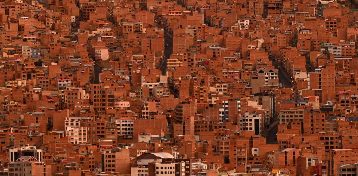 Vista de la ciudad de La Paz al atardecer, tomada desde el mirador Killi Killi en La Paz, Bolivia.