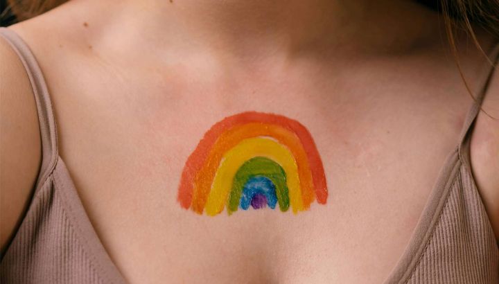 Qué es el rainbowwashing y por qué cada vez más personas cuestionan las campañas del orgullo