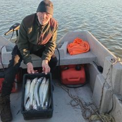 El buen rendimiento de embarcados se suma a las interesantes faenas en la pesca de costa, otra modalidad que da generosos pejes.