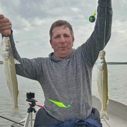 El buen rendimiento de embarcados se suma a las interesantes faenas en la pesca de costa, otra modalidad que da generosos pejes.