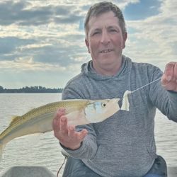 El buen rendimiento de embarcados se suma a las interesantes faenas en la pesca de costa, otra modalidad que da generosos pejes.