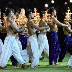 Artistas portan lámparas mientras actúan al final de la primera entrada durante la final de la Indian Premier League (IPL) T20 de 2026 entre Gujarat Titans y Royal Challengers Bengaluru en el Estadio Narendra Modi de Ahmedabad. | Foto:Shammi Mehra / AFP
