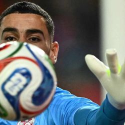 El arquero tunecino Mouhib Chamakh, realiza una atajada durante el partido amistoso de fútbol entre Austria y Túnez en Viena, Austria, previo al Mundial de Fútbol de 2026. | Foto:Joe Klamar / AFP