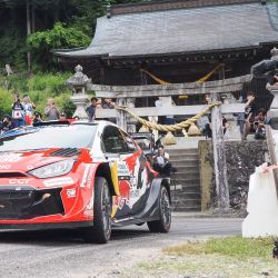 El francés Sebastien Ogier y su copiloto Vincent Landais, también francés, conducen su Toyota GR Yaris Rally1 durante el tramo SS16 Mikawako del Rally de Japón, la séptima prueba del Campeonato Mundial de Rally de la FIA, en la ciudad de Toyota, prefectura de Aichi. | Foto:Toshifumi Kitamura / AFP
