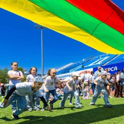 Imagen de niños participando en juegos durante el Festival de la Infancia Feliz, en Vladivostok, Rusia. | Foto:Xinhua/Andrey Matveenko