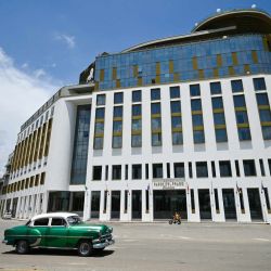 Un automóvil pasa frente al Hotel Paseo del Prado de la cadena hotelera canadiense Blue Diamond, en La Habana, Cuba. El grupo hotelero canadiense Blue Diamond Resorts anunció el cierre de sus operaciones en Cuba, lo que representa otro revés para el país, que enfrenta amenazas de toma de control por parte del presidente estadounidense Donald Trump. | Foto:ADALBERTO ROQUE / AFP