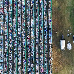 Vista aérea tomada con un dron de personas realizando las oraciones del Eid al-Adha, en Johannesburgo, Sudáfrica. | Foto:Xinhua/Shiraaz Mohamed