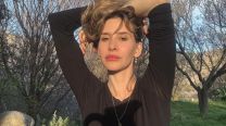 Entramos al living de Guillermina Valdés: rústico, lleno de plantas y transformado en oficina