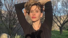 Entramos al living de Guillermina Valdés: rústico, lleno de plantas y transformado en oficina