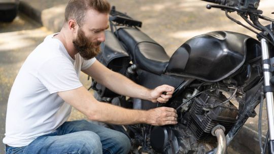 Sueldos de mecánicos de motos: las nuevas escalas vigentes para todas las categorías del sector