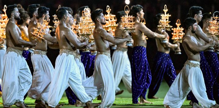 Artistas portan lámparas mientras actúan al final de la primera entrada durante la final de la Indian Premier League (IPL) T20 de 2026 entre Gujarat Titans y Royal Challengers Bengaluru en el Estadio Narendra Modi de Ahmedabad.