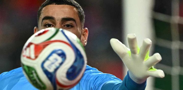 El arquero tunecino Mouhib Chamakh, realiza una atajada durante el partido amistoso de fútbol entre Austria y Túnez en Viena, Austria, previo al Mundial de Fútbol de 2026.