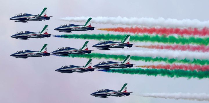 El escuadrón de acrobacias italiano Frecce Tricolori realiza una presentación durante las celebraciones del Día de la República, en Roma, Italia. Italia conmemoró el 80 aniversario de su fundación como república.