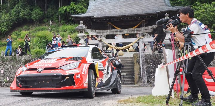 El francés Sebastien Ogier y su copiloto Vincent Landais, también francés, conducen su Toyota GR Yaris Rally1 durante el tramo SS16 Mikawako del Rally de Japón, la séptima prueba del Campeonato Mundial de Rally de la FIA, en la ciudad de Toyota, prefectura de Aichi.