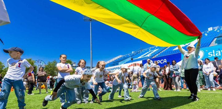 Imagen de niños participando en juegos durante el Festival de la Infancia Feliz, en Vladivostok, Rusia.