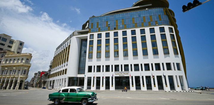 Un automóvil pasa frente al Hotel Paseo del Prado de la cadena hotelera canadiense Blue Diamond, en La Habana, Cuba. El grupo hotelero canadiense Blue Diamond Resorts anunció el cierre de sus operaciones en Cuba, lo que representa otro revés para el país, que enfrenta amenazas de toma de control por parte del presidente estadounidense Donald Trump.
