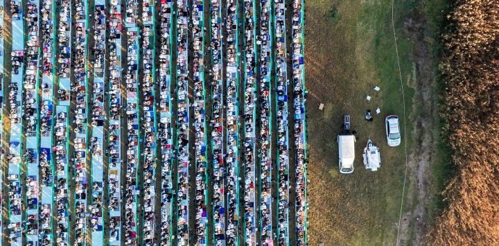 Vista aérea tomada con un dron de personas realizando las oraciones del Eid al-Adha, en Johannesburgo, Sudáfrica.