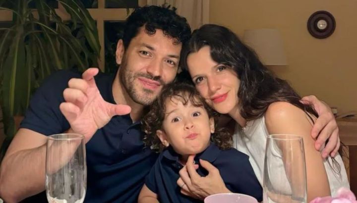 Así es la casa de Violeta Urtizberea y Juan Ingaramo: paredes decoradas por su hija, estudio de música y parque de juegos