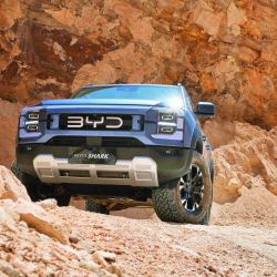 La marca china del momento irrumpe en el mercado argentino con su imponente pick-up de una tonelada, introduciendo la propulsión híbrida enchufable, única en su segmento en nuestro país.