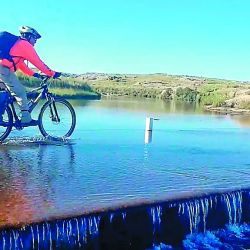 Pedaleando a 2.300 msnm en la Pampa de Achala.