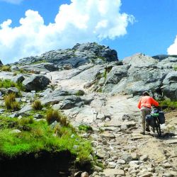 Pedaleando a 2.300 msnm en la Pampa de Achala.