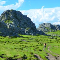 Pedaleando a 2.300 msnm en la Pampa de Achala.