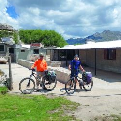 Pedaleando a 2.300 msnm en la Pampa de Achala.