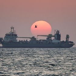 El sol se pone sobre un barco frente a la costa de Dubái. | Foto:FADEL SENNA / AFP