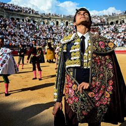 El torero francés Sébastien Castella se concentra durante el paseo previo a su corrida de toros durante la Feria de Pentecostés en Nimes, al sur de Francia. | Foto:GABRIEL BOUYS / AFP