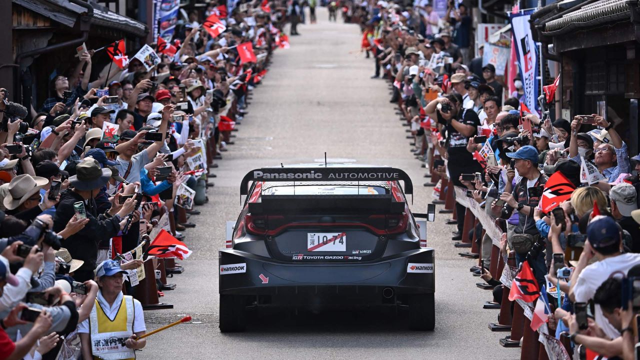 Sami Pajari, de Finlandia, y su copiloto Marko Salminen, también de Finlandia, conducen su Toyota GR Yaris Rally1 por el paisaje urbano tradicional japonés de Iwamura durante el Rally de Japón, la séptima prueba del Campeonato Mundial de Rally de la FIA, que tuvo lugar en la ciudad de Ena, prefectura de Gifu. | Foto:Toshifumi Kitamura / AFP